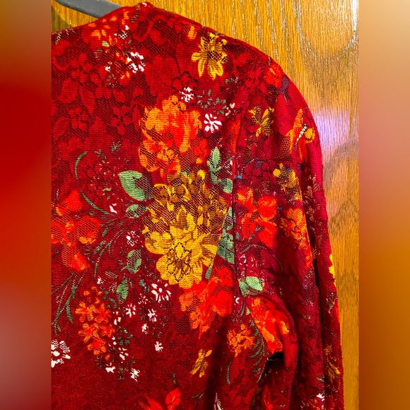 Feminine Simons Floral Lace Top - Picture 3 of 4